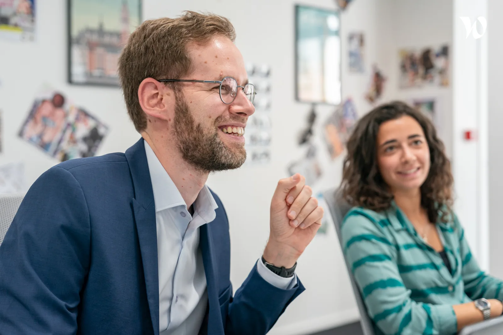 Deux participants échangent pendant une session de formation