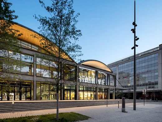 Bâtiment contemporain à toiture courbe, vitré sur toute sa façade