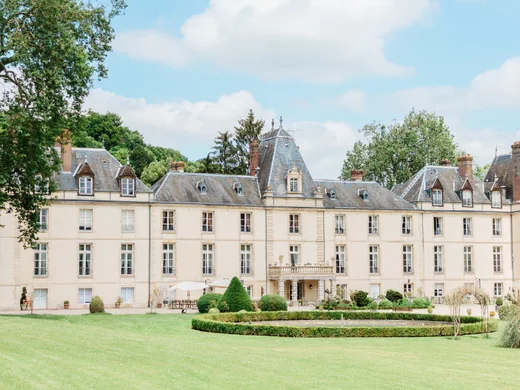 Château du XVIIIe siècle dans un parc arboré